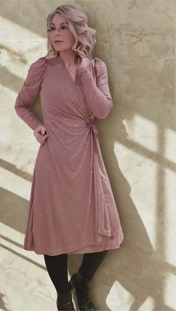 Kristín wrap-kjóll bleikur glimmer